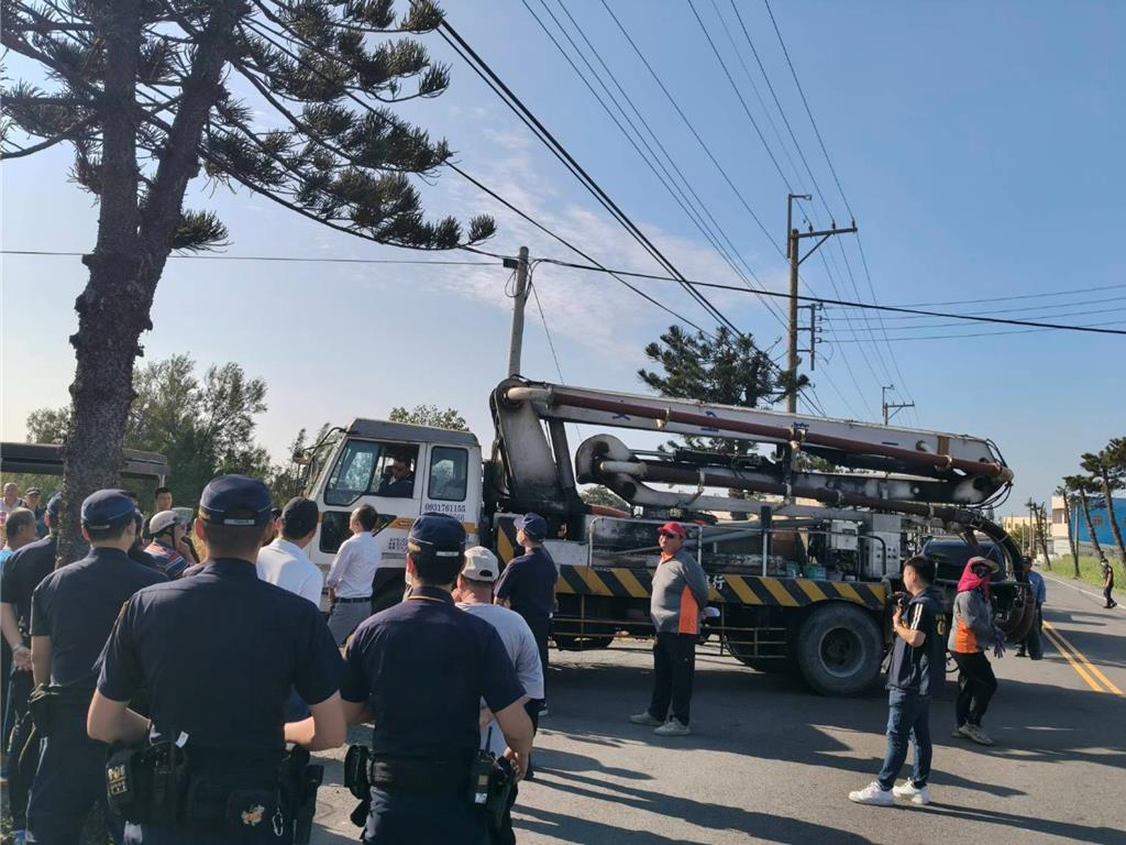 反對「屋頂型」魚電共生光電場 雲林人怒攔車抗議