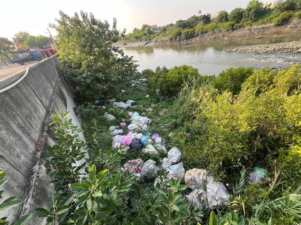 影》監視器裝12小時抓2次!夫妻檔溪邊亂倒垃圾 罰金25萬起跳