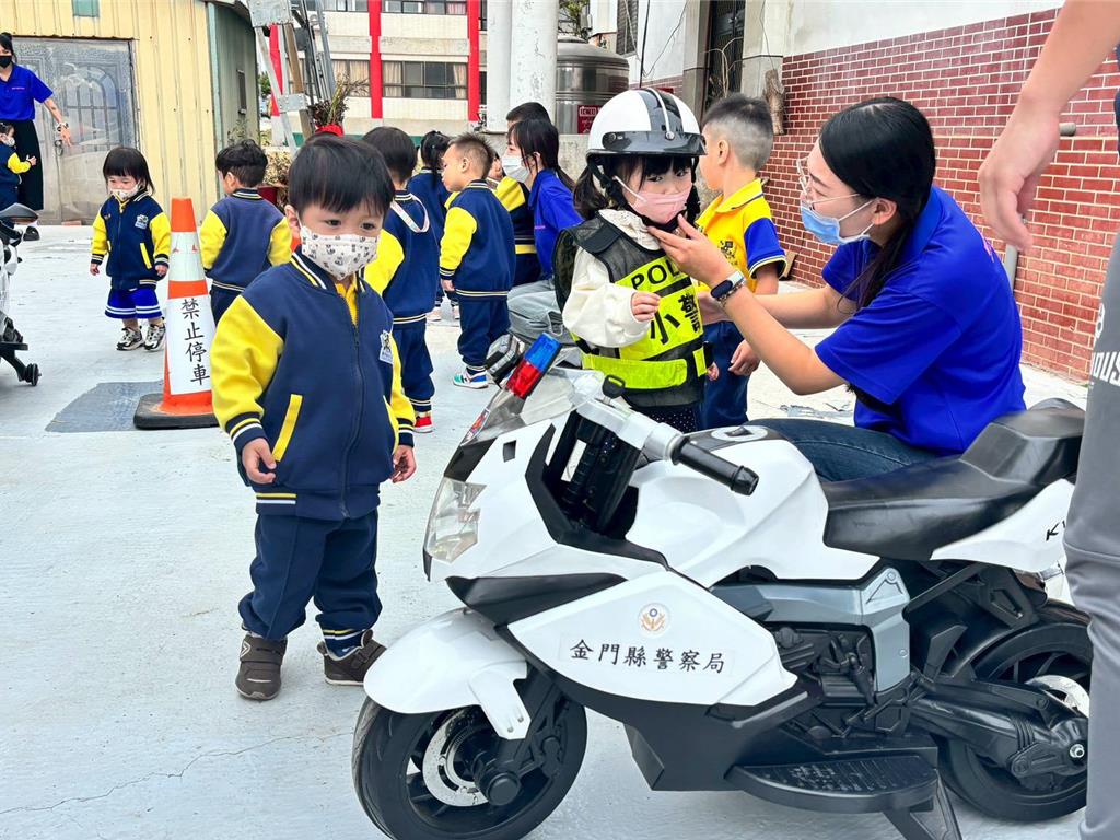 金門「小警察體驗日」萌度爆表 參訪大喊:我會保護自己