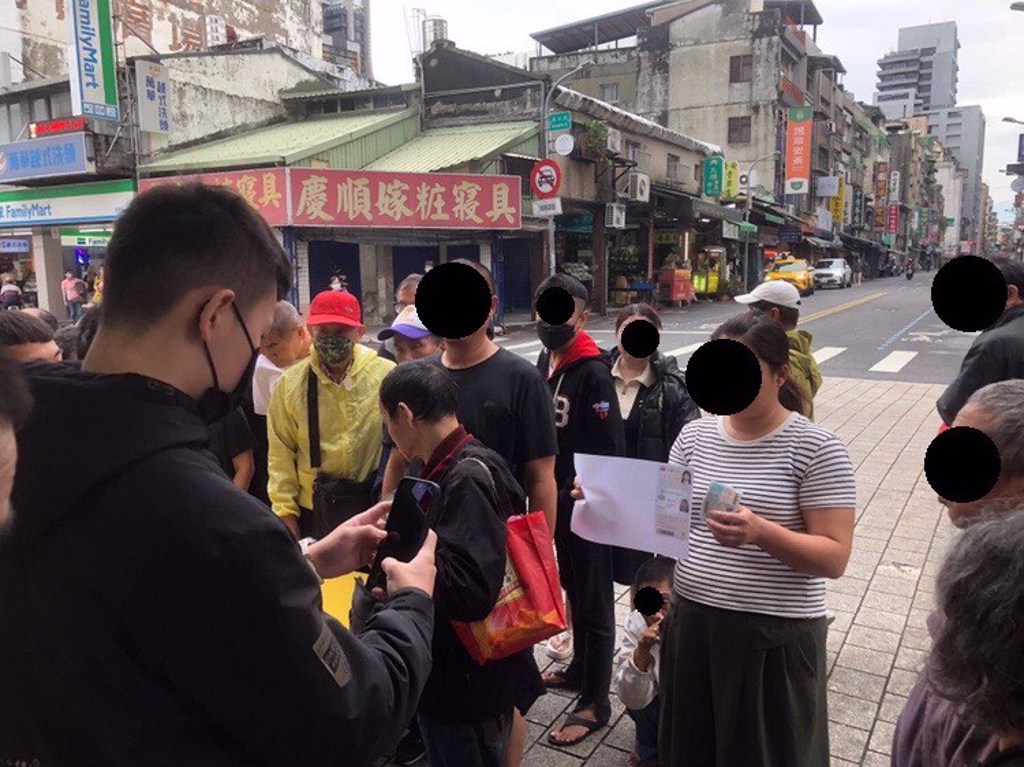 龍山寺外「雙證件影本給1000」長輩瘋排!負責人辯:詐騙敢拋頭露面?