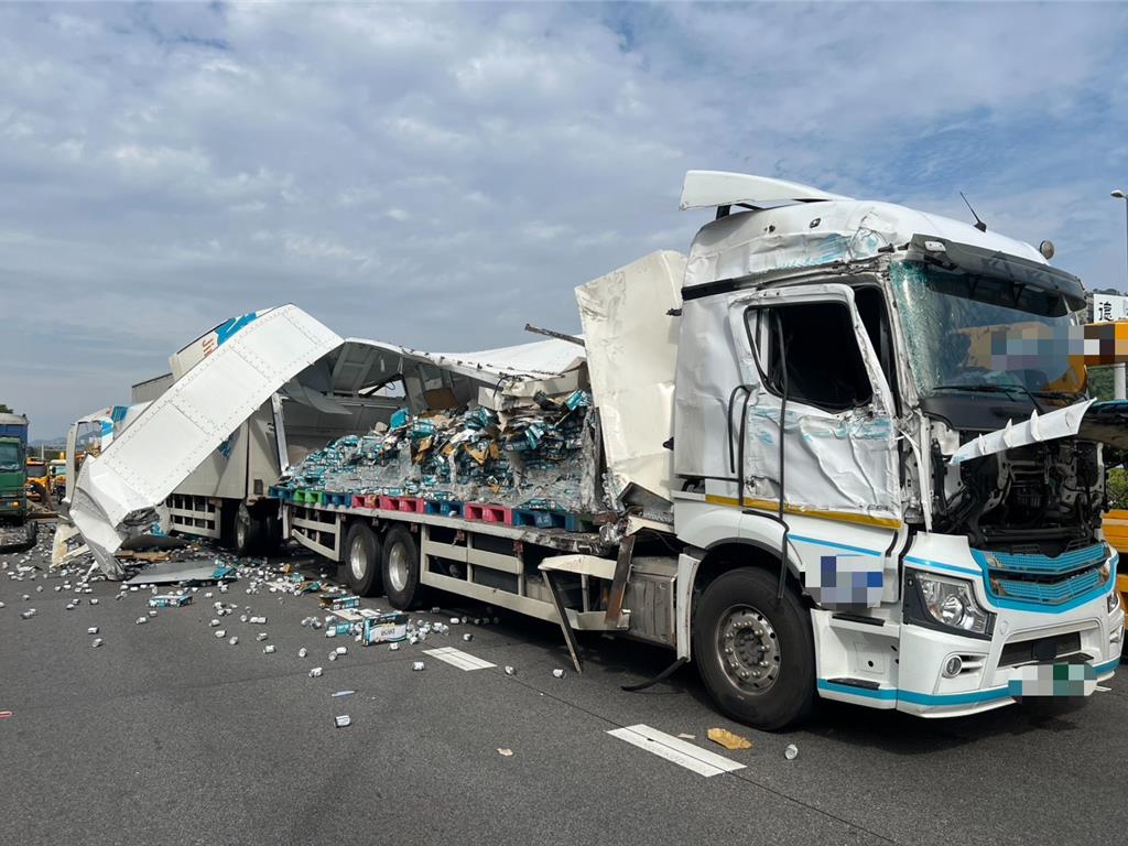 載運營養補充飲品的連結車行經國道3號南向236.3公里處、名間交流道前,疑未注意車前狀況,與故障停於外側路肩的聯結車發生碰撞,又行經波及小貨車。(警方提供/楊靜茹南投傳真)