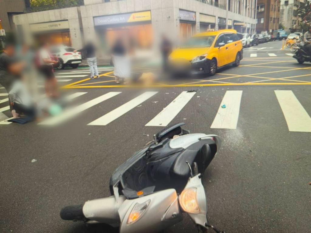 3日下午3時51分,一輛由許姓男子駕駛的計程車,行經長春路137巷北往南方向時,在松江路170巷的無號誌路口,與一部由陳姓男子騎乘、後載陳姓女子的普通重型機車發生碰撞,強大撞擊力導致機車上2人受傷。(圖/簡銘柱翻攝)