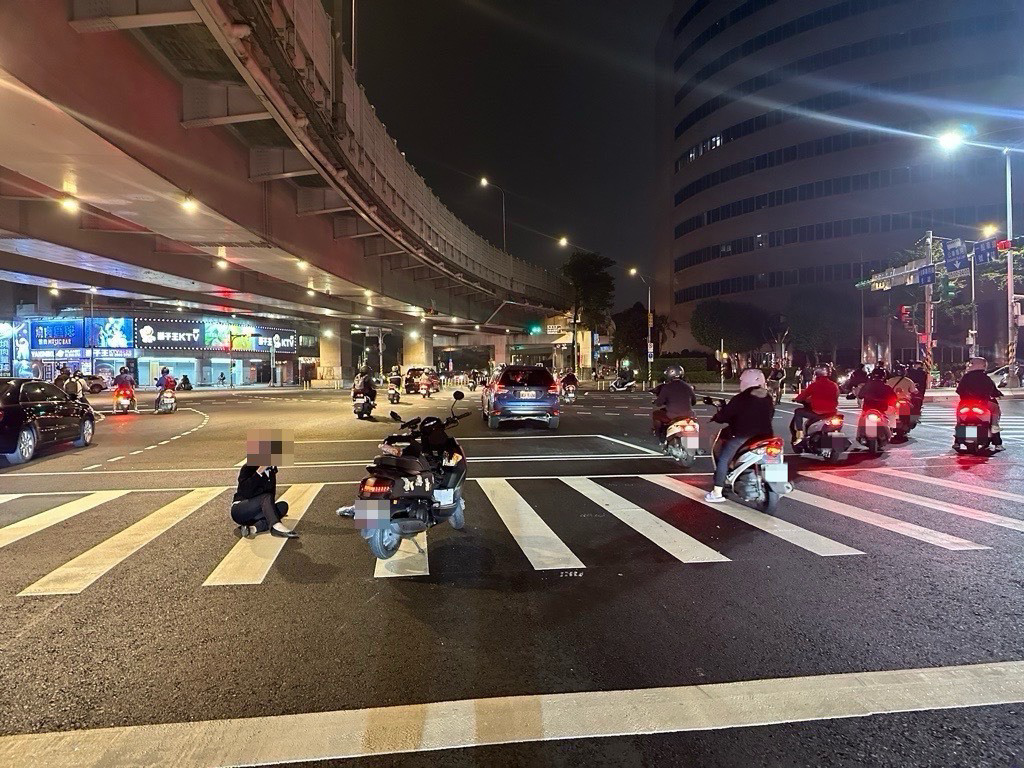 一名邱姓女騎士（42歲）遭同向車輛碰撞，當場人車倒地，左手肘擦挫傷、左腳骨折，而肇事駕駛竟冷血地未下車查看，直接逃離現場。（圖／簡銘柱翻攝）