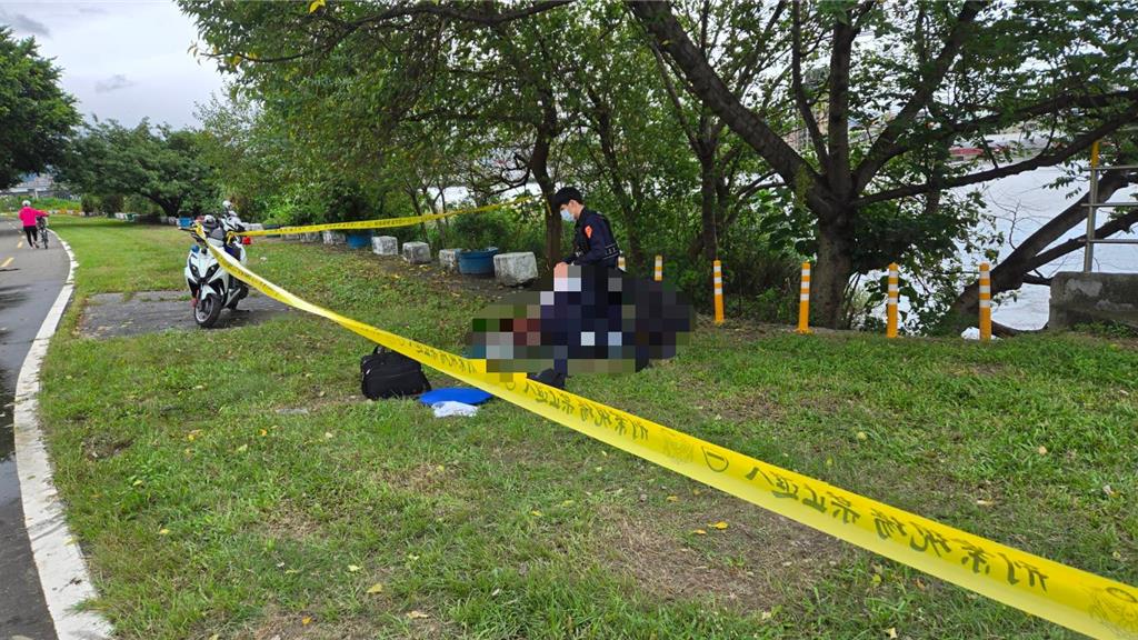 警消人員到場將屍體打撈上岸。(警方提供)