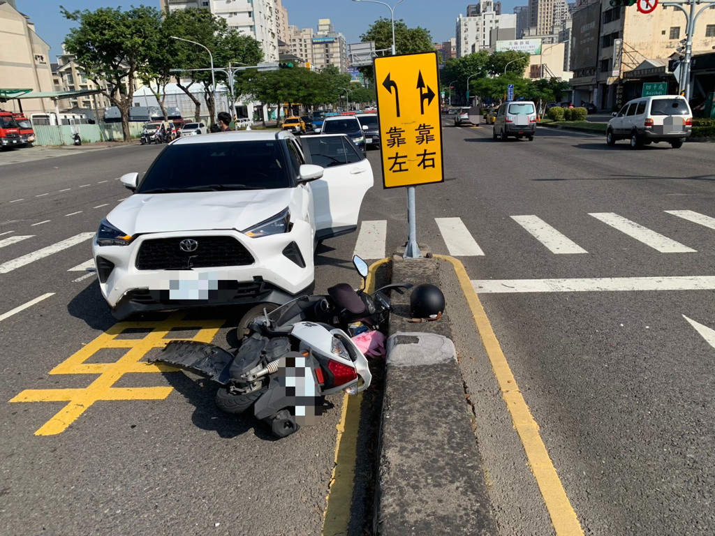 一名吳姓女子(35歲)駕駛自小客車沿中華一路北往南行駛時,疑似不顧紅燈號誌搶快直行,與沿環河街西往東直行的陳姓女子(36歲)駕駛普重機車在路口猛烈碰撞。(圖/簡銘柱翻攝)
