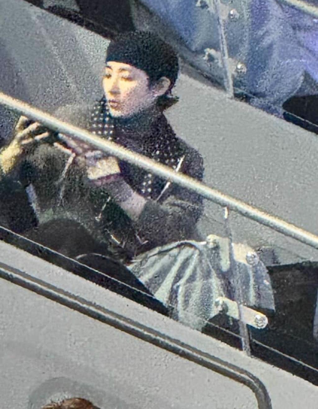 李洙赫帥氣力挺GD 女裝毛衣＋神秘絲巾造型掀熱議「大包控」實錘