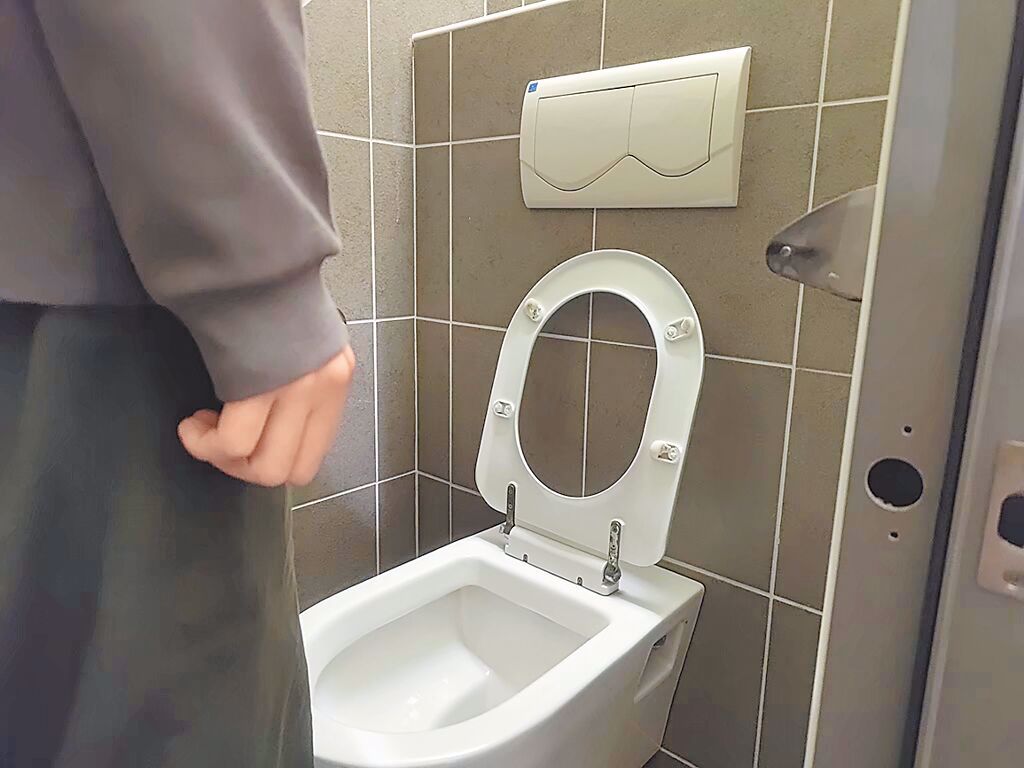 52歲婦一咳就漏尿！3族群更年期易尿失禁 恐越拖越嚴重