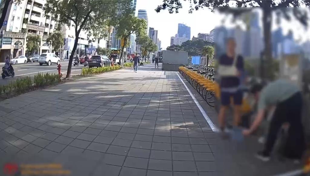 舉牌乞討「籌6萬醫療費」　2俄國人一路向南在高雄遭逮