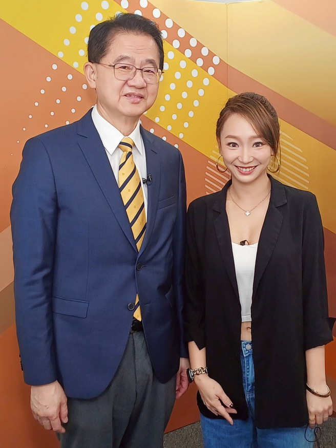台灣運彩總經理林博泰（左）上時來運轉節目，與主持人呂佳宜談運彩眉角。（林勝發攝）