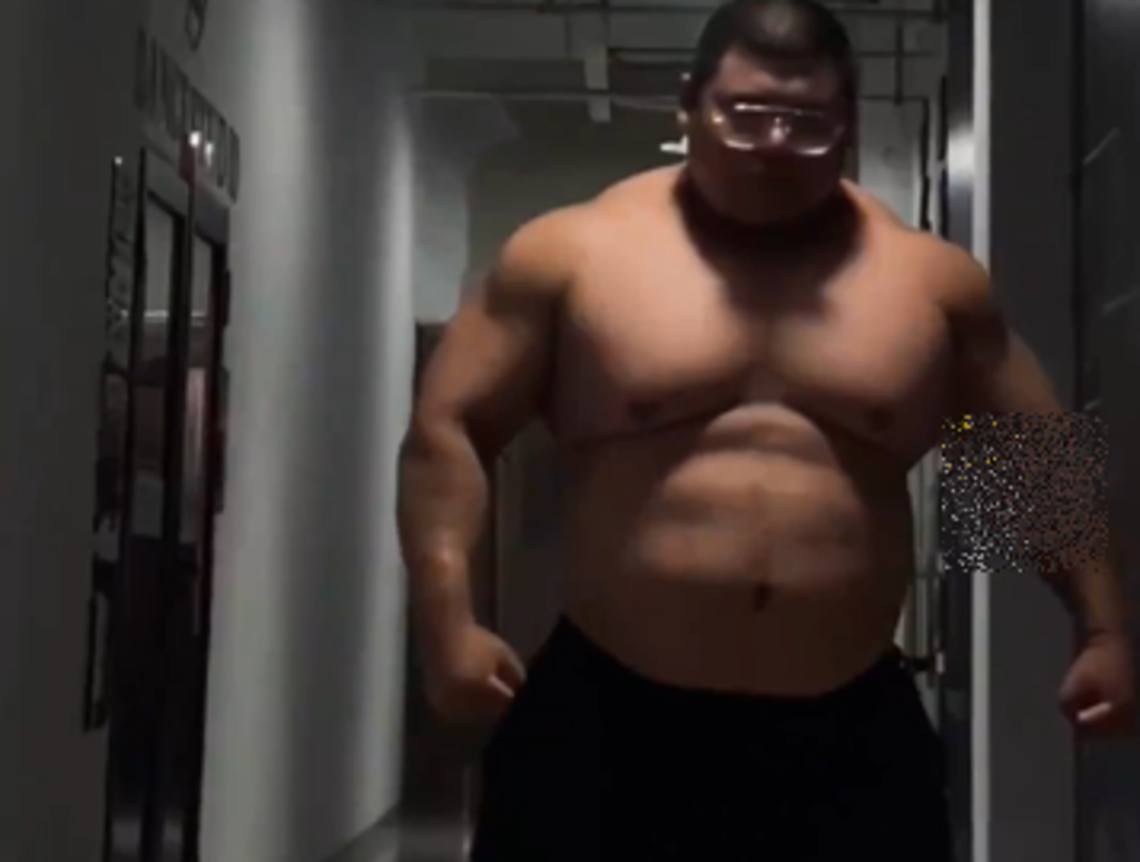 170公斤猛男擁「8塊腹肌」 驚人身材嚇翻網：許褚轉世