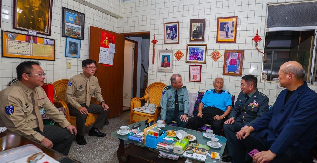 後備指揮官劉協慶頒贈紀念徽章 感謝榮民衛國貢獻