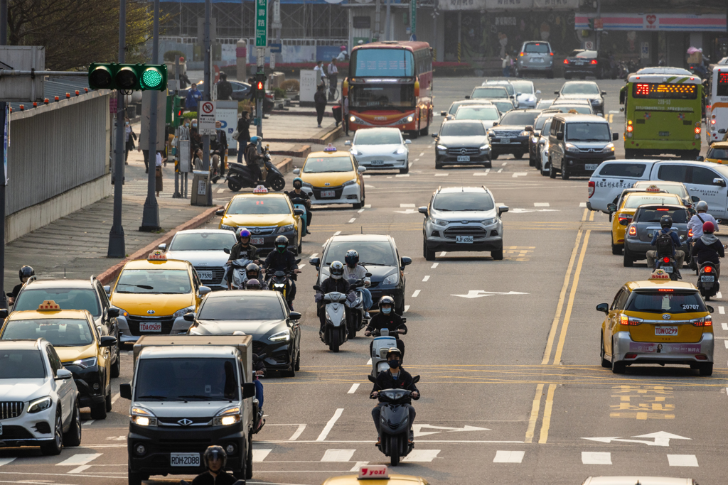 謎樣停車格「畫在路中央」 等著被撞？市長親上火線說明