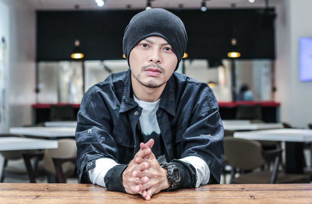 黃明志凌晨投案在拘留所過夜！5人陪同律師曝他現況