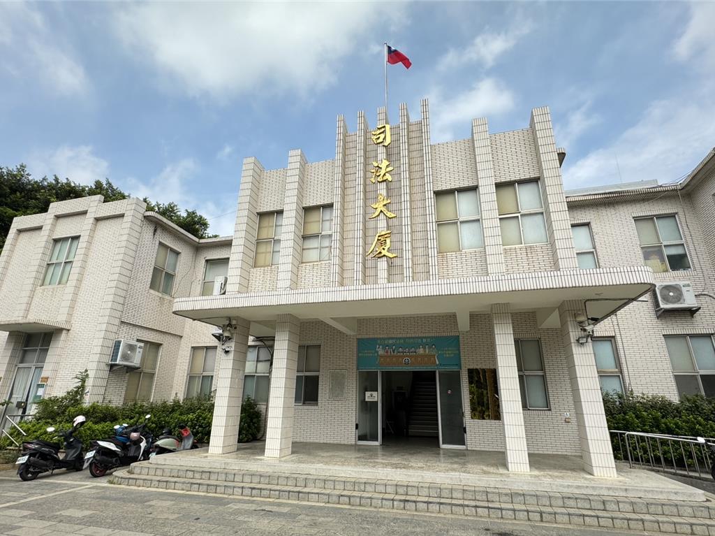 金門家暴男屢犯不怕關 再度瘋狂飛踢踹門遭羈押