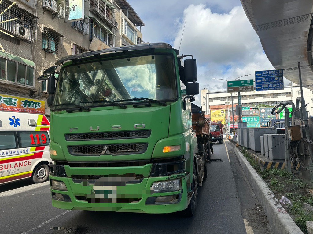 鶯歌死亡車禍！聯結車右轉撞行人 男子遭輾壓「爆頭慘死」