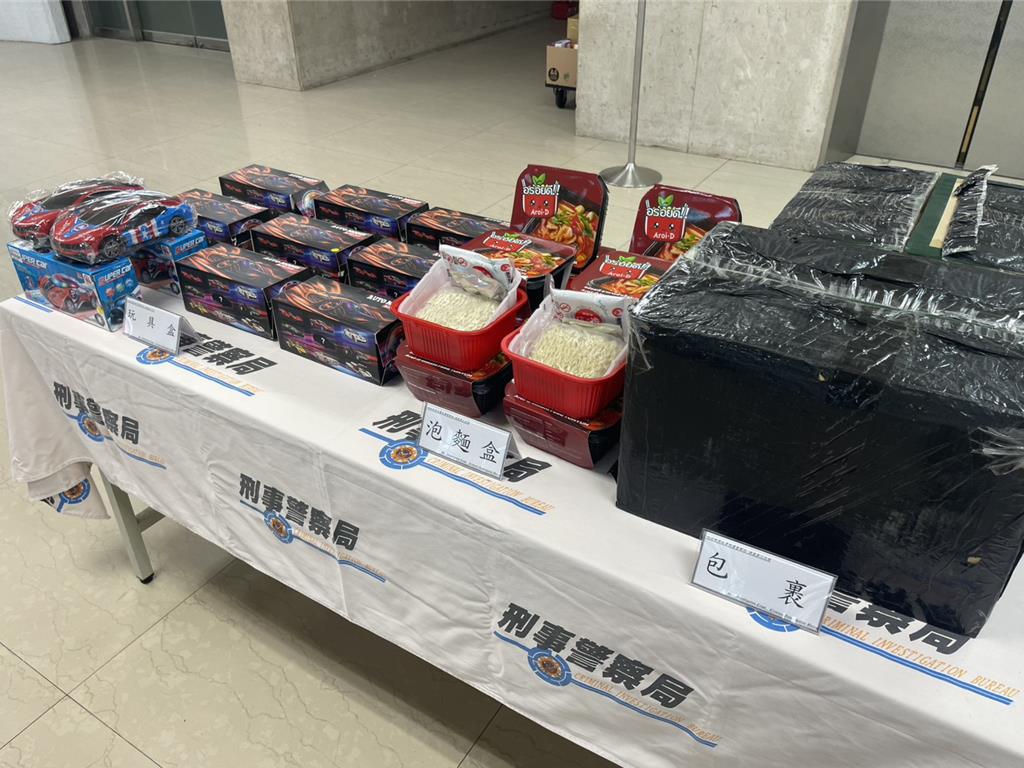 泡麵、汽車模型夾6公斤大麻來台 竹聯幫成員「埋包」藏公墓遭逮