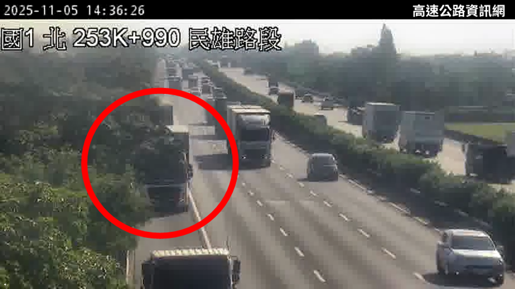 快訊》國1北上民雄段大貨車火燒車　封閉外線路肩搶救