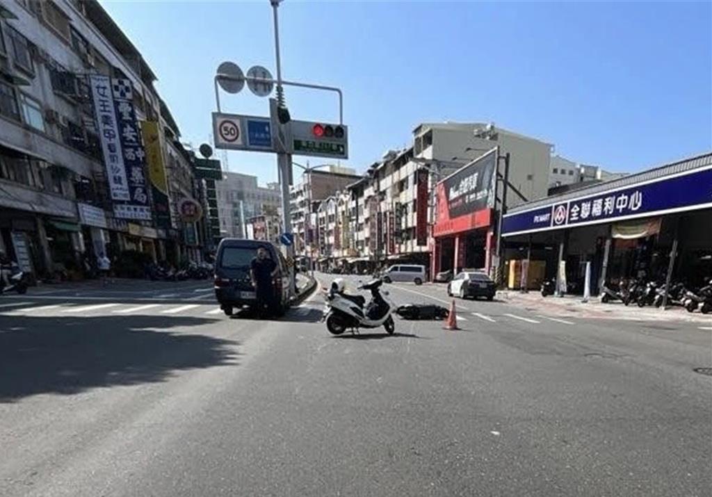 高雄8旬翁騎微電車鬼切 廂型車閃不過衰撞紅綠燈