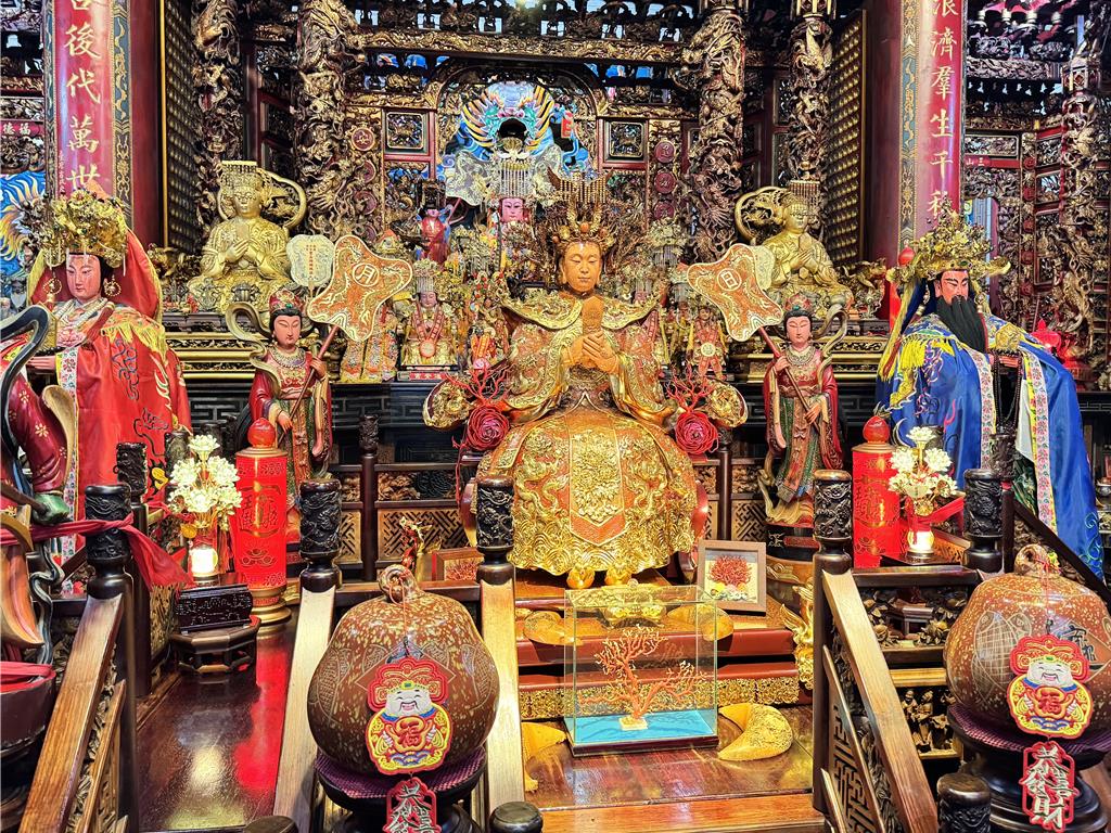 珊瑚媽祖身上的珊瑚珠串都被洗劫一空。（吳佩蓉攝）