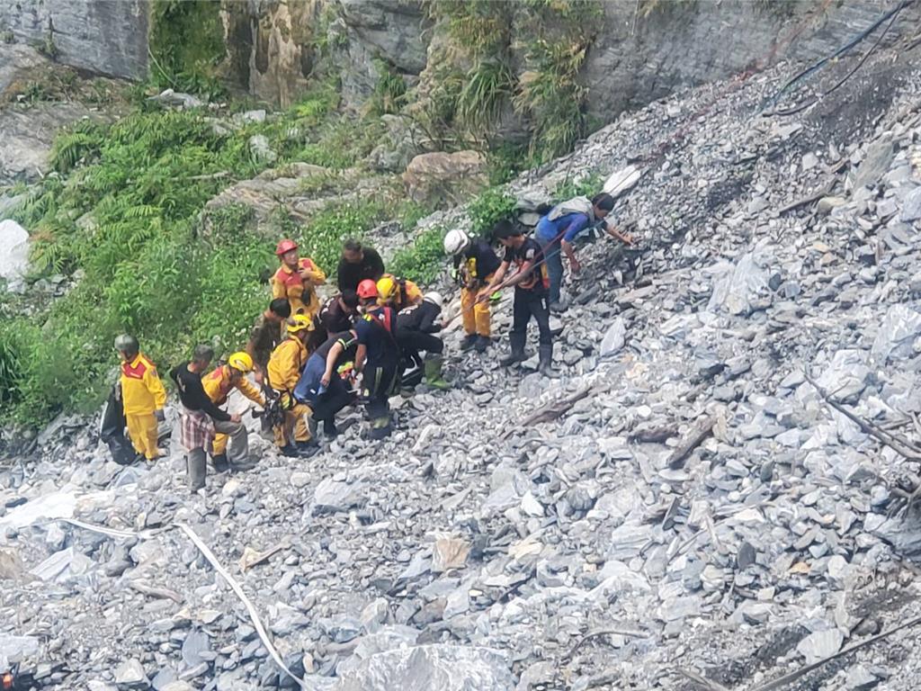 台八線中橫公路169.7公里處今天下午發生一起意外，一輛裝載機墜落溪谷。（警方提供／王志偉花蓮傳真）