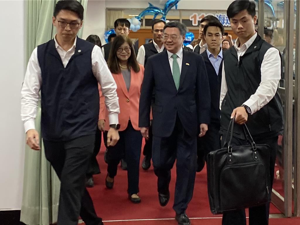 卓榮泰嘉勉海巡  盼領1萬「多國旅、多吃台灣豬肉」