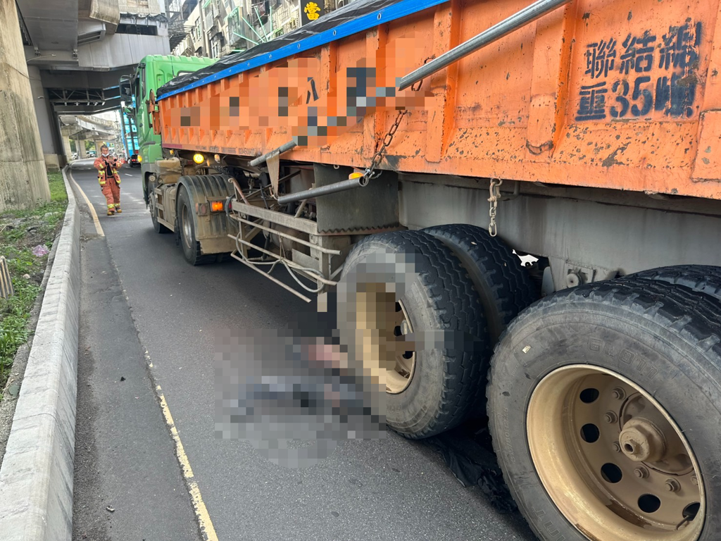 聯結車右轉輾斃男行人。（圖／翻攝畫面）