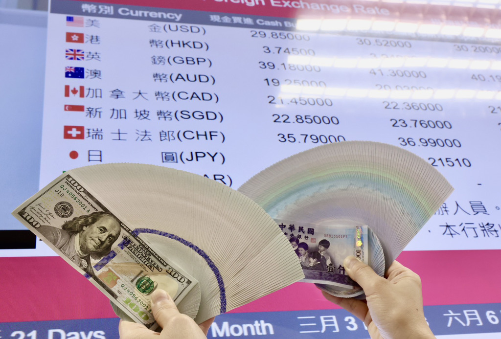 新台幣貶盤中見30.986元 31元整數僅剩半步