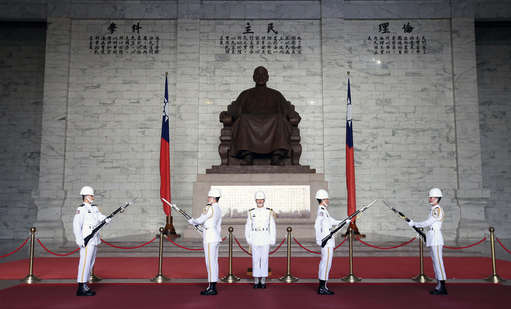 綠委批中正紀念堂「緬懷獨裁者丟臉到國際」 鄉民炸鍋開嗆