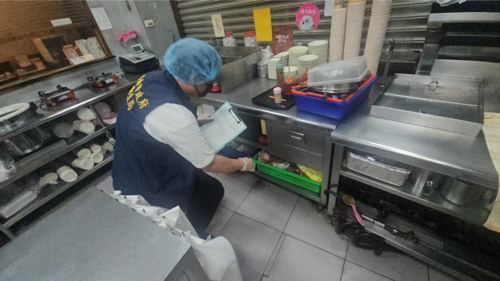 米糕驚見蟑螂！高雄大社餐飲店稽查不合格 衛生局開罰