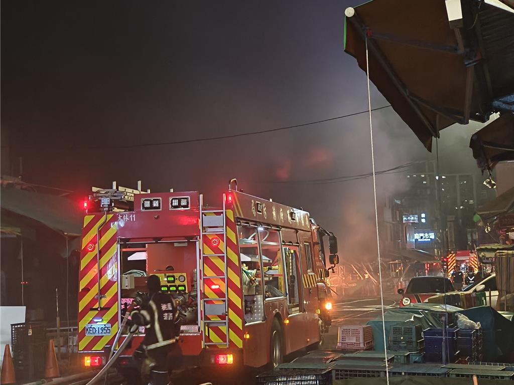 快訊》桃園南門市場暗夜惡火 烈焰濃煙沖天「超臭」
