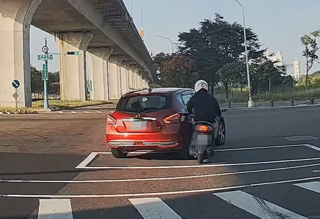 直行遭右轉車撞倒! 「地上詭異標誌」遭酸:看可死幾個