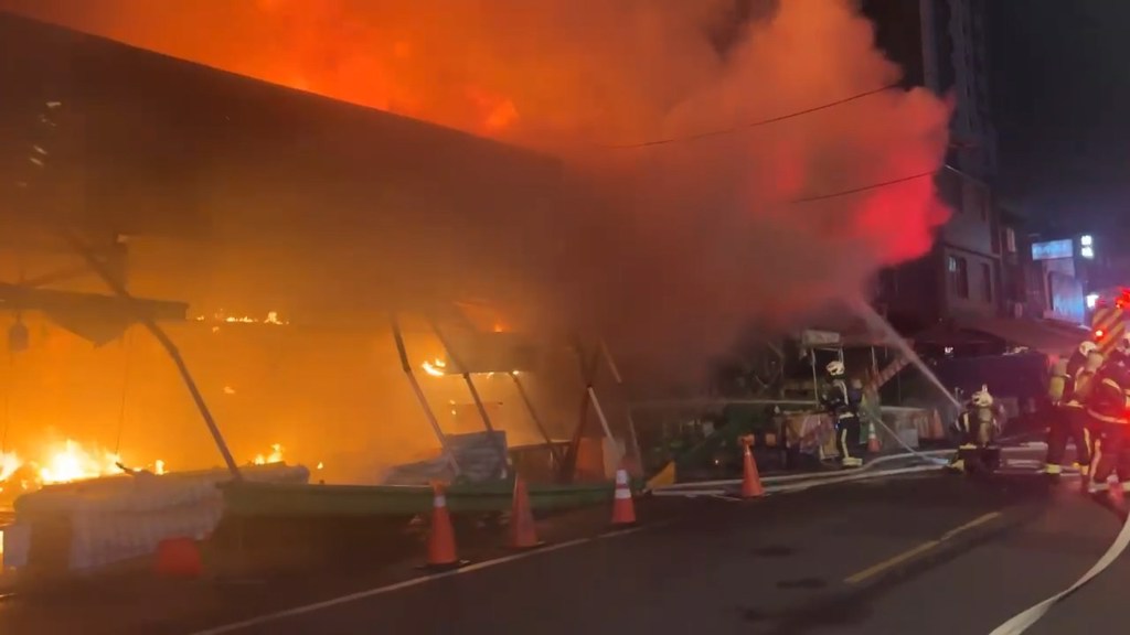 桃園南門市場大火，消防隊持續搶救中。（翻攝畫面）