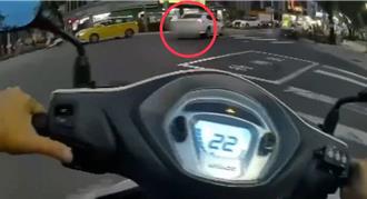 车牌灯故障警敲窗提醒 心虚男猛踩油门搜出百包「咖啡」栽了