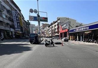 高雄8旬翁骑微电车鬼切 厢型车闪不过衰撞红绿灯