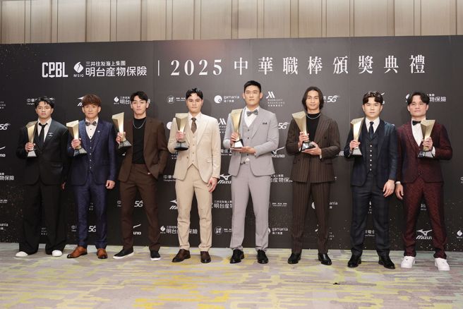 中华职棒36年于5日举办颁奖典礼，出席球员身着正式西装出席，最佳十人获奖球员一字排开相当帅气。（杜宜谙摄）