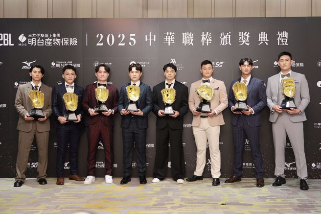 中职36年颁奖典礼金手套得奖球员。（杜宜谙摄）