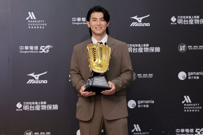 统一狮陈杰宪深咖啡色西装在一片黑西装中相当抢眼。（杜宜谙摄）