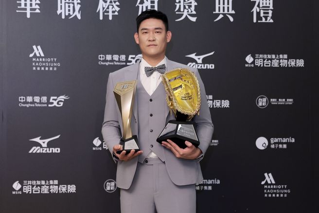 中信兄弟许基宏一身灰色西装搭配领结，也是相当别出心裁。（杜宜谙摄）