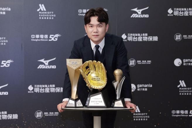中信兄弟江坤宇成为中职史上首位达成6连霸的内野手，并获得最佳九人、年度最佳美技奖，以基本款黑色西装出席中职颁奖典礼。（杜宜谙摄）