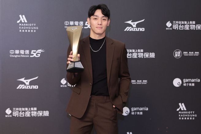 陈晨威用黑上衣加深咖啡色西装走低调简约时尚风格。（杜宜谙摄）