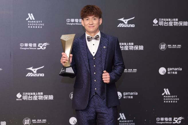 乐天桃猿张闵勛的深蓝色花纹西装走低调华丽风格。（杜宜谙摄）