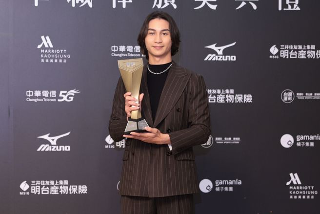 统一狮林佳纬穿上黑色针织内搭和深咖啡色系条纹西装，并用珍珠项炼饰品展现小巧思。（杜宜谙摄）