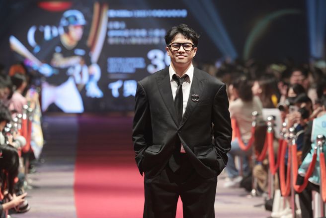 台钢雄鹰吴念庭笑说自己梦想是全垒打王，可惜自己不是非常擅长全垒打，能获得打击王也是肯定。他一身黑西装出席颁奖典礼，胸前的香奈儿胸针也很抢戏，黑框眼镜增添气质。（杜宜谙摄）