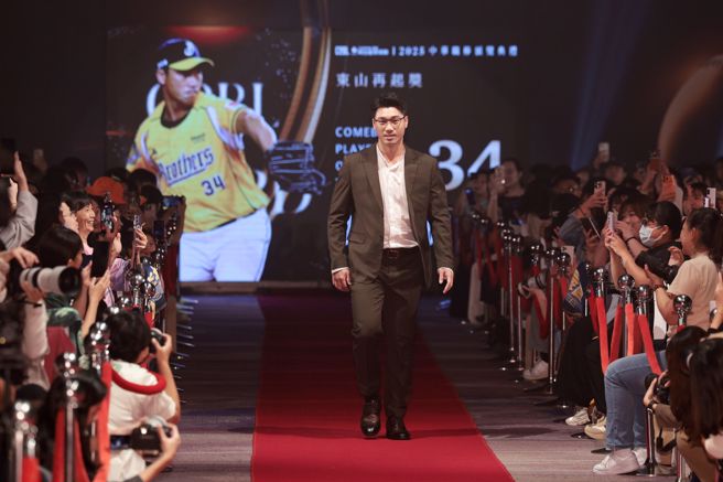 李振昌在中职颁奖典礼进场走红毯时有电影明星气势。（杜宜谙摄）