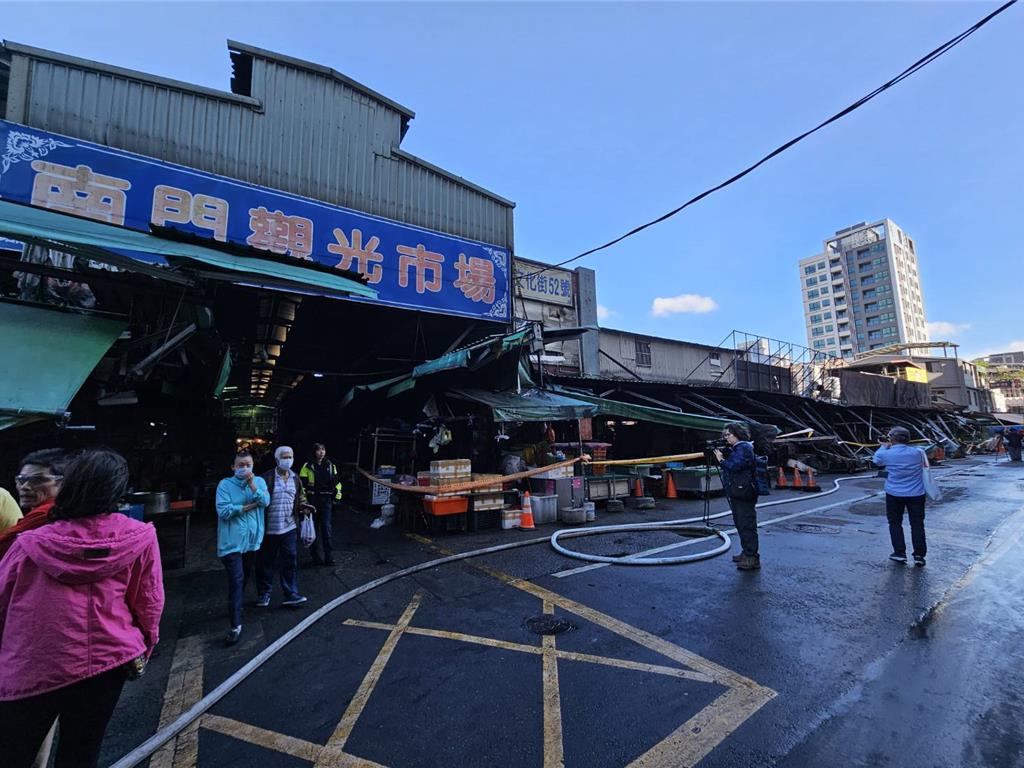 桃園南門市場慘遭火噬2/3全毀 張善政赴現場會勘