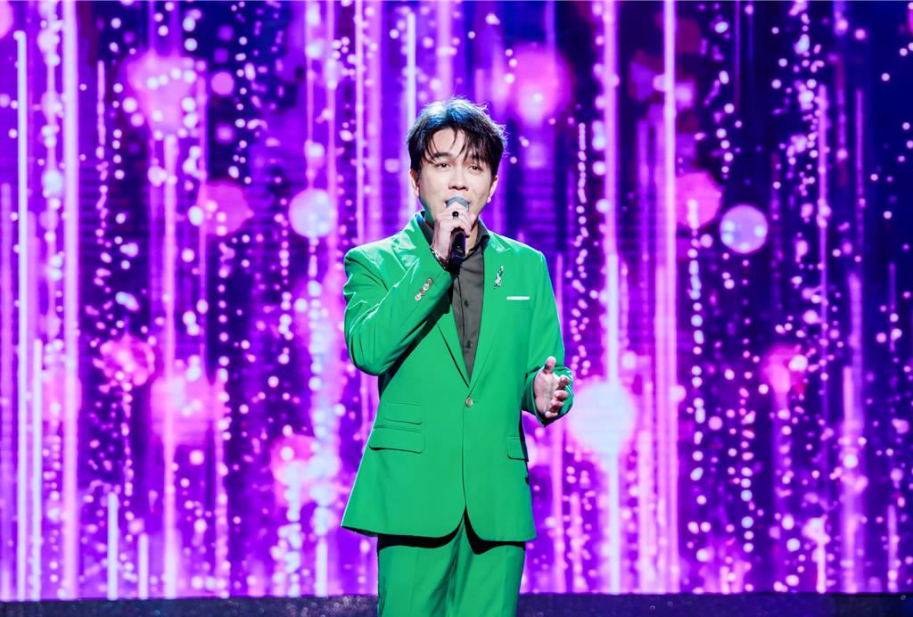 許志豪穿綠西裝像郵差！偕李子森舞力全開變身「青蛙王子」