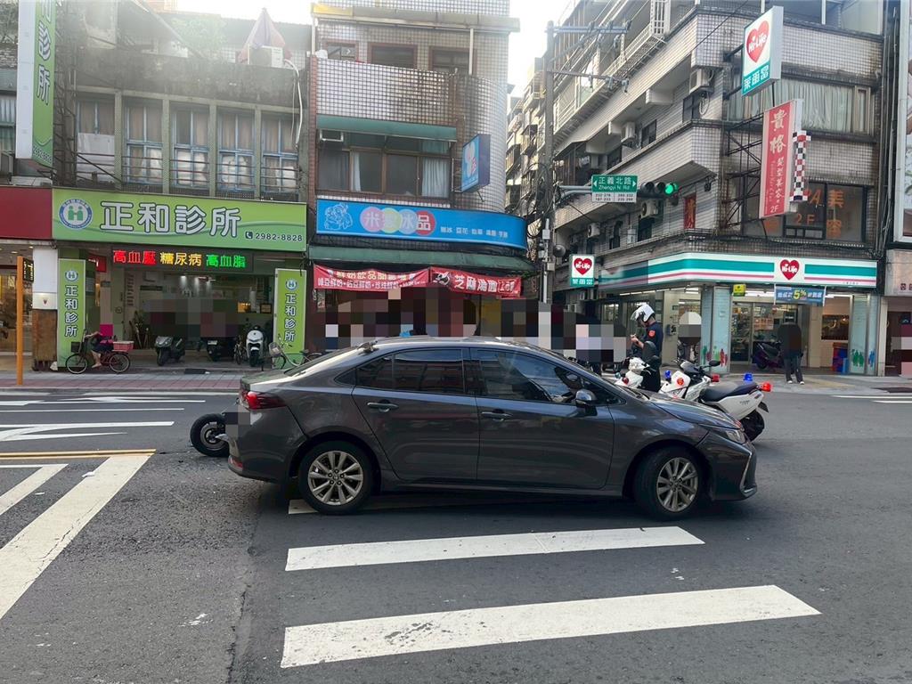 三重轎車違規迴轉！後方機車撞上翻滾摔地   2人受傷送醫