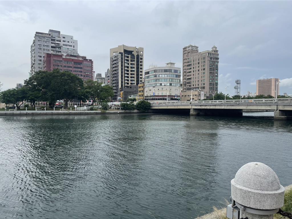 愛河浮屍！民眾驚見老翁漂浮河面   撈起已成冰冷遺體查明身分