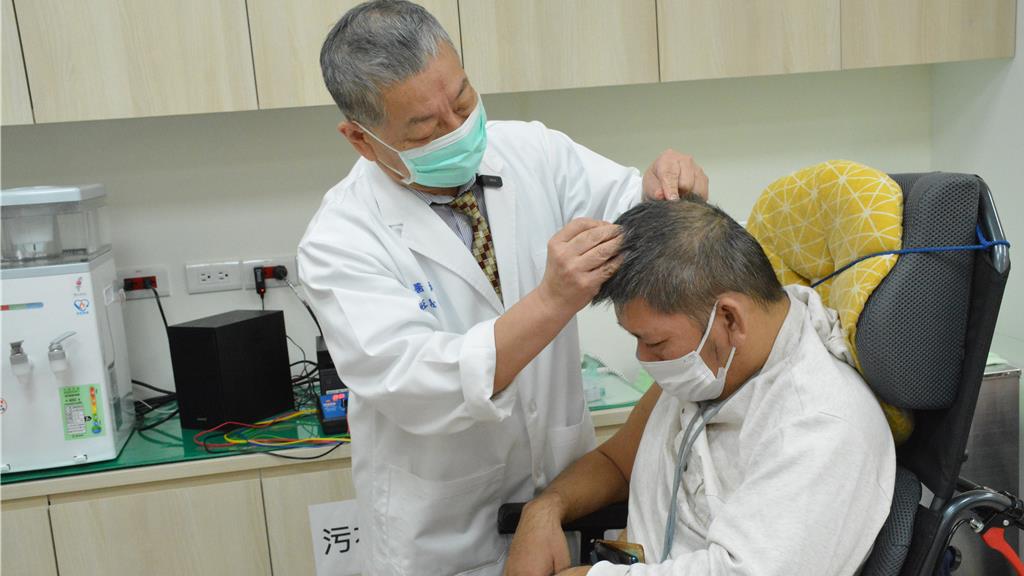 腦幹出血癱3年中西醫聯手救 聯結車司機復能「可站立10分鐘」