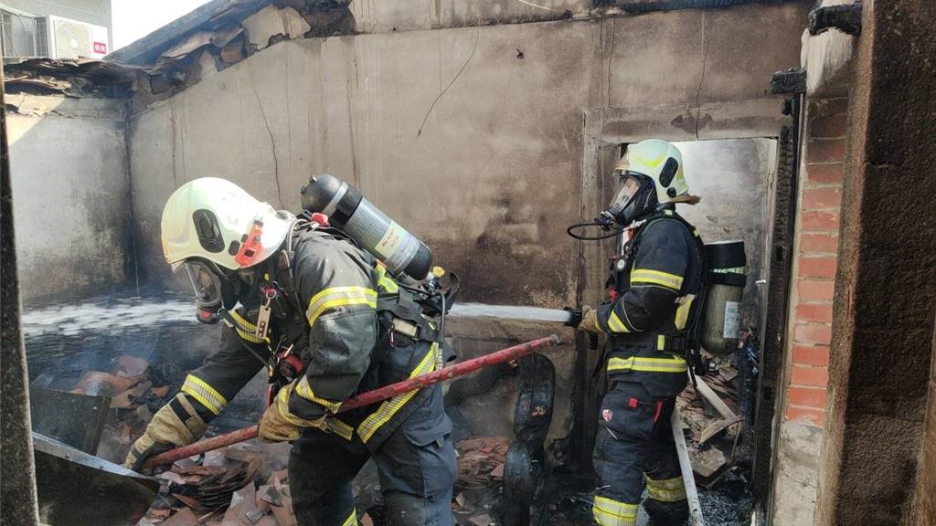 轄區警方指出，該民宅起火處為住家旁雜物間，燃燒面積約25平方公尺，   消防人員出動消防車8部、救護車1部，全力撲滅火勢。（消防提供／紀爰高雄傳真）